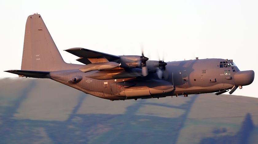 Bomba foi lançada num avião MC-130. Foto: João Toste