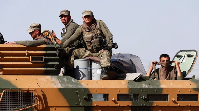 Soldados turcos preparam invasão do nordeste da Síria. Foto: Sedat Suna/EPA