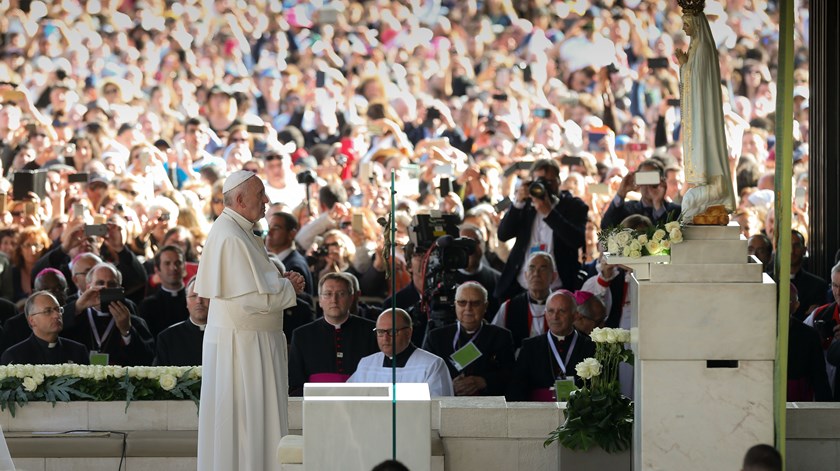  Papa detém-se junto à imagem e faz oração em silêncio. Nesse momento, os milhares de pessoas presentes no Santuário fizeram também silêncio, durante oito minutos. Foto: José Sena Goulão/Lusa