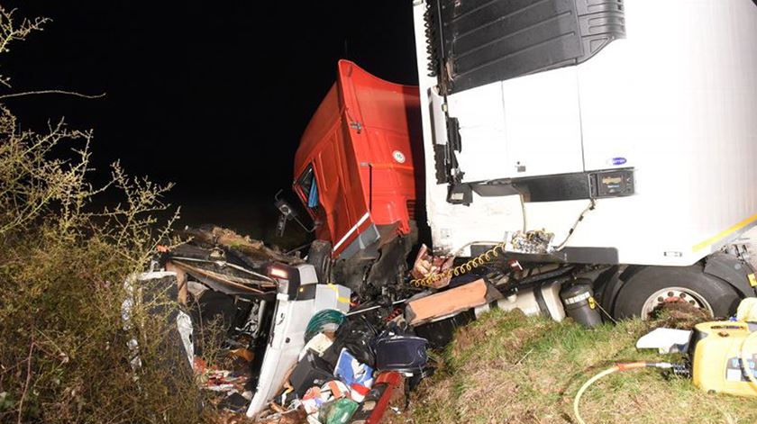 O acidente numa auto-estrada francesa causou 12 mortos. Foto: La Montagne/Central France