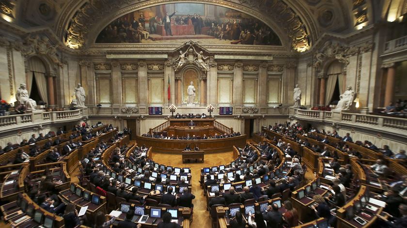 Muitos deputados do PSD juntaram-se para aplaudir a legalização do aborto em Portugal. Foto: António Cotrim/Lusa