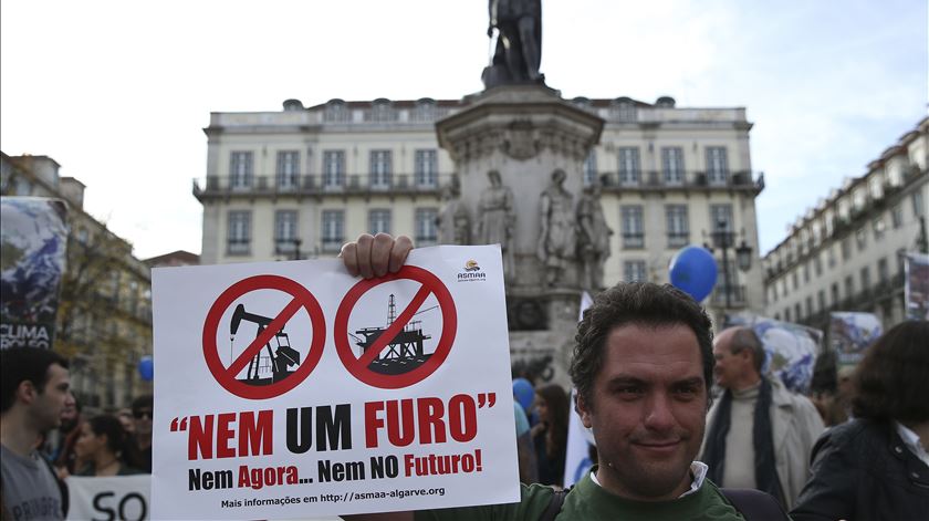 Manifestação em Lisboa contra a exploração de petróleo. Foto: António Cotrim/Lusa