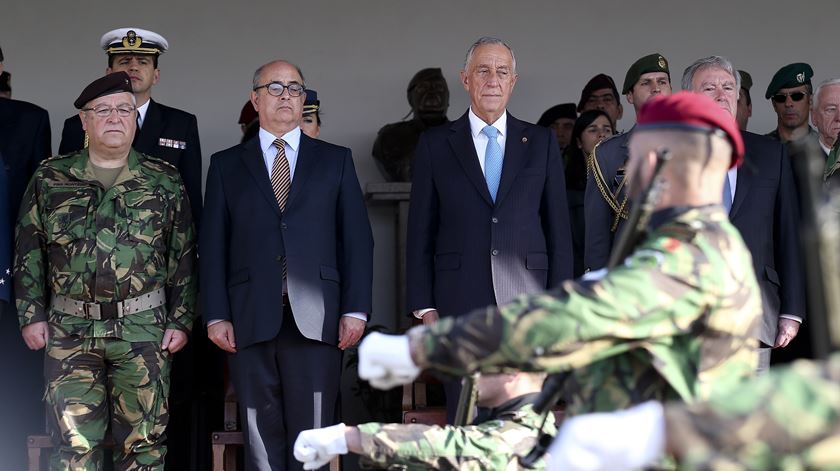 O Presidente e o ministro da Defesa na cerimónia de entrega do estandarte nacional à primeira força portuguesa destacada na MINUSCA. Foto: António Cotrim/Lusa