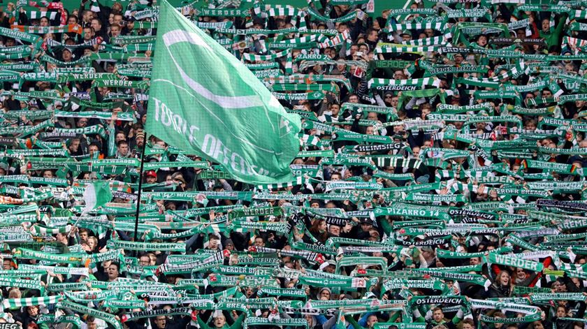 Autoridades previam a presença de dois a três mil adeptos no exterior do estádio em Bremen. Foto: Focke Strangmann/EPA