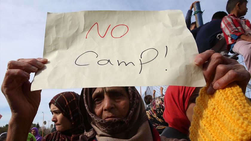 Migrantes e refugiados afegãos protestam no antigo aeroporto de Atenas, Grécia. Foto: EPA/ORESTIS PANAGIOTOU