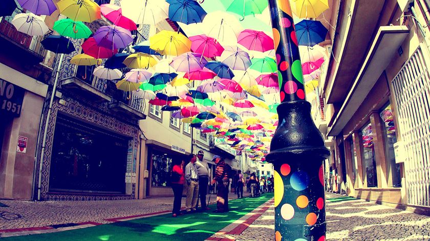 Instalação The Umbrella Sky, um dos simbolos do AgitÁgueda. Foto: DR