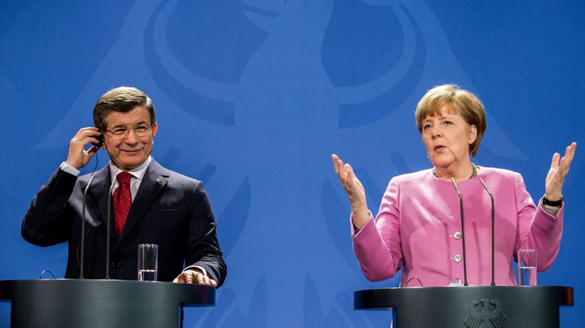 Ahmet Davutoglu e Angela Merkel reuniram-se. Foto: Michael Kappeler/EPA