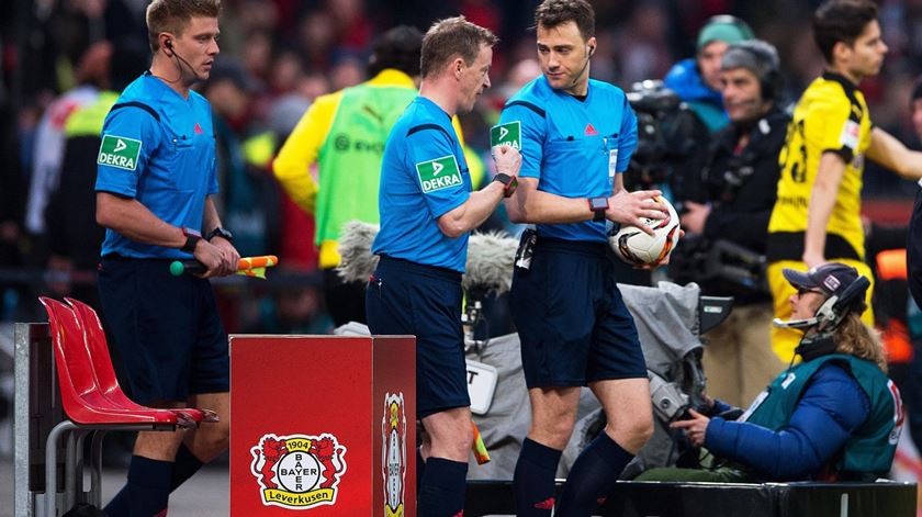 Insólito na Alemanha. Árbitro abandona jogo durante 10 minutos