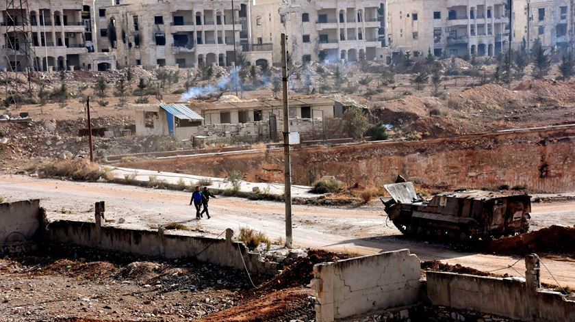 A imagem foi captada esta terça-feira, na área ocidental de Alepo. Foto: STR/EPA