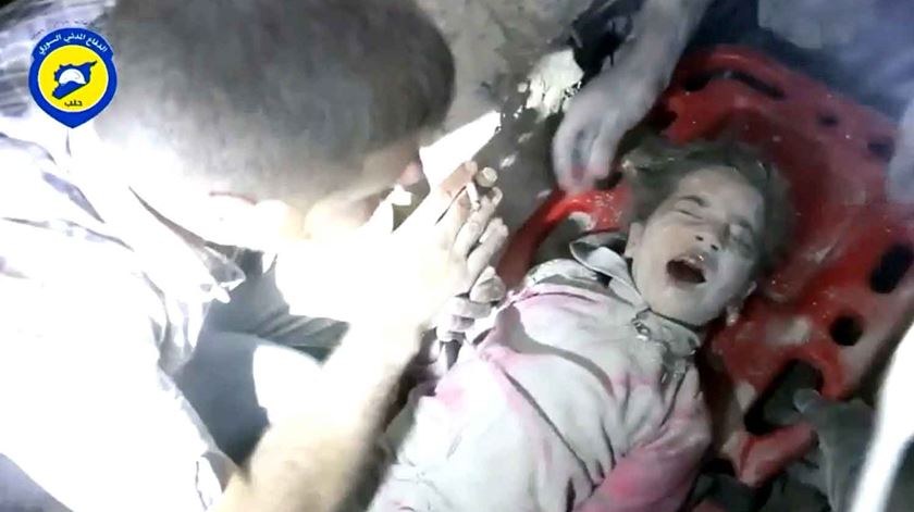 Capacetes Brancos da Síria salvam criança de cinco anos em Alepo, bairro de Al-Shaar.