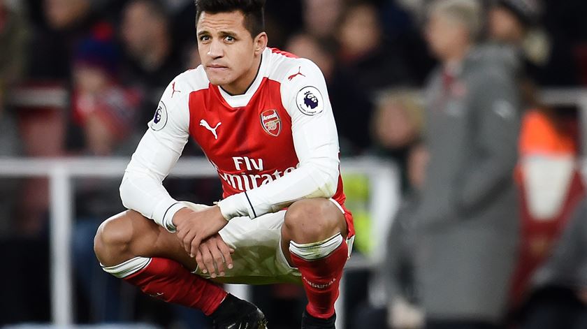 Mesmo em final de contrato, Alexis continua a ser decisivo no Arsenal. Foto: Andy Rain/EPA