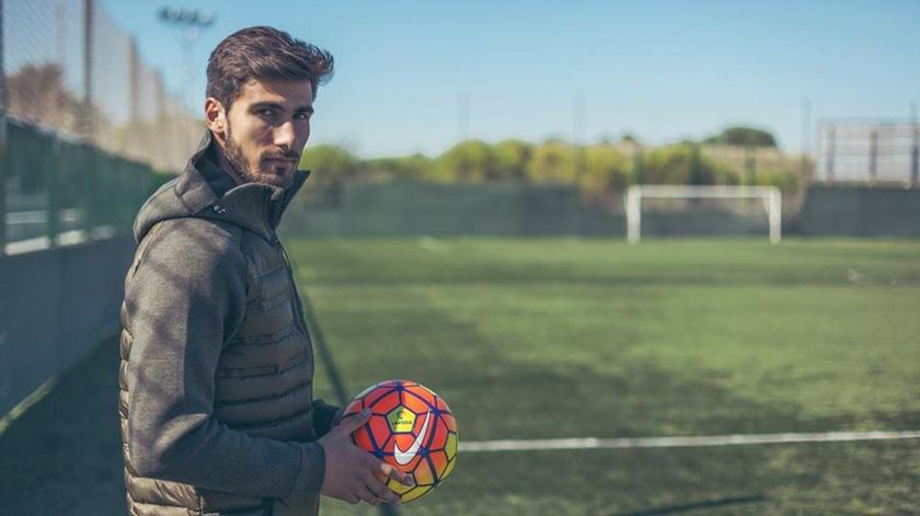 André Gomes já segura na bola com que irá actuar pelo Barcelona. Foto: fcbarcelona.es