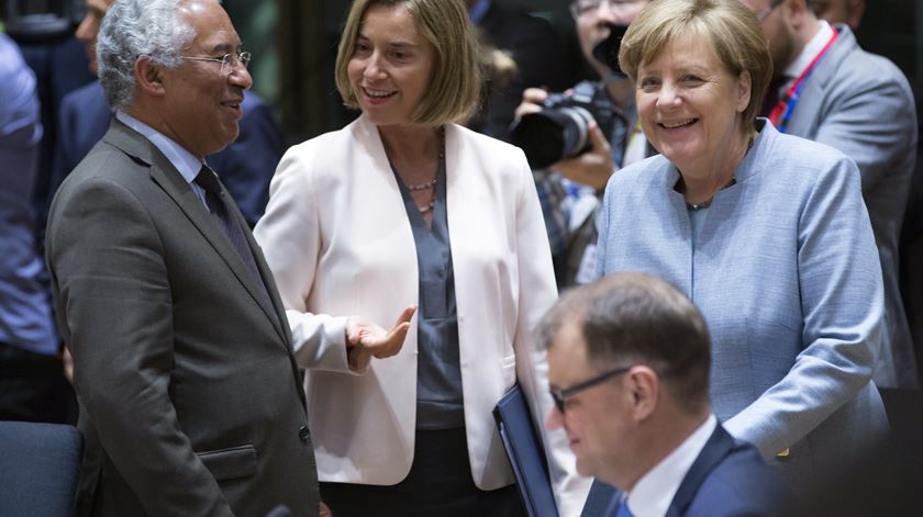 António Costa fala com Federica Mogherini e Angela Merkel. Foto: Olivier Hoslet/EPA