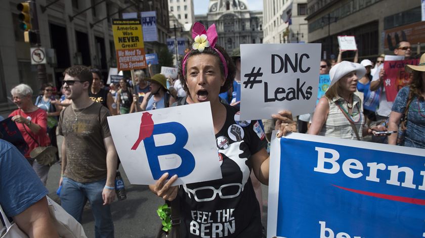 Apoiantes de Bernie Sanders em protesto nas ruas de Filadélfia. Foto: Trace Vanauken/EPA