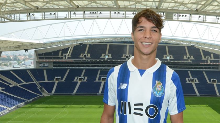 O sorriso diz tudo. Óliver está "muito feliz" no FC Porto. Foto: fcporto.pt