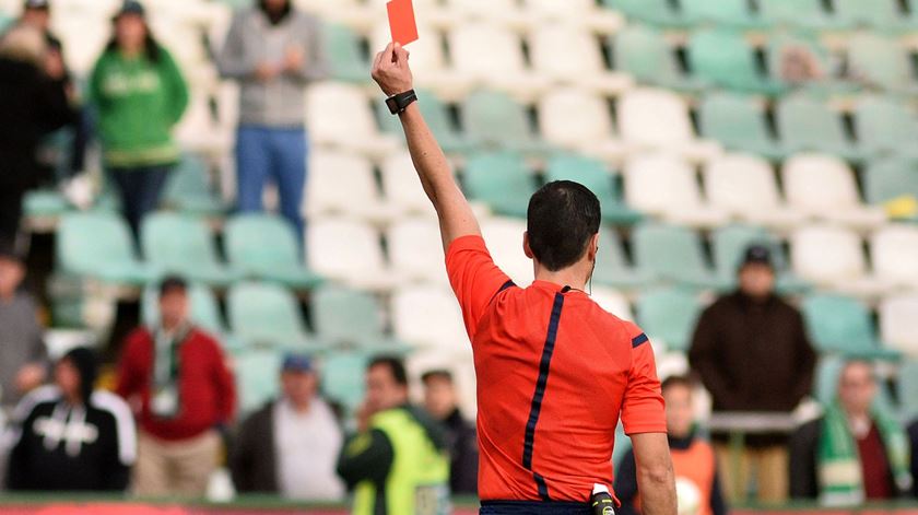 Quase todos os árbitros de primeira categoria pedem dispensa dos jogos da próximas jornada. Foto: Rui Minderico/Lusa