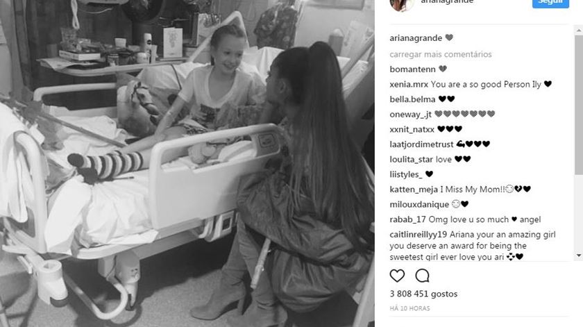 Ariana Grande no hospital de Manchester com uma das meninas afectadas pelo atentado de 22 de Maio. Foto: Instagram