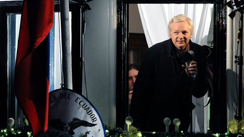 Julian Assange na janela da Embaixada do Equador. Foto: DR.