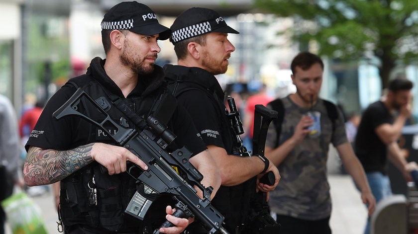 Reforço de polícia nas ruas de Manchester. Foto: Andy Rain/EPA