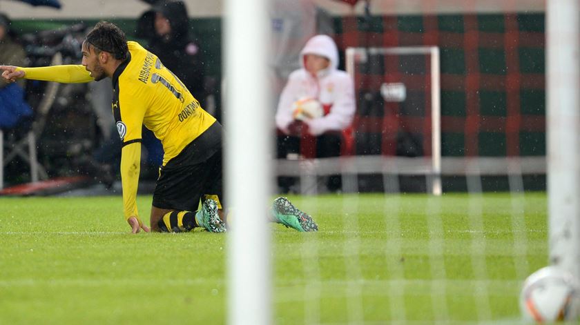 Aubameyang voltou a fazer o gosto ao pé pelo Dortmund. Foto: Daniel Maurer/EPA