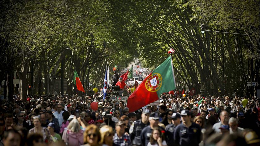 Populares e políticos voltaram às ruas para assinalar o 25 de Abril. Nesta imagem, a caminhada de 2016. Foto: Mário Cruz/Lusa
