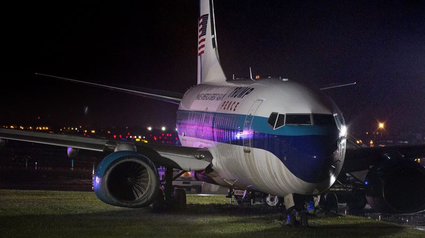 O avião que transporta Mike Pence estacionado na pista do aerooporto de La Guardia. Foto: Kevin Hagen/EPA