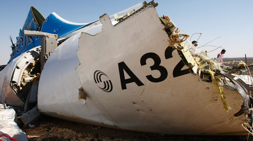 Destroços do avião russo que se despenhou no Sinai. Foto: EPA