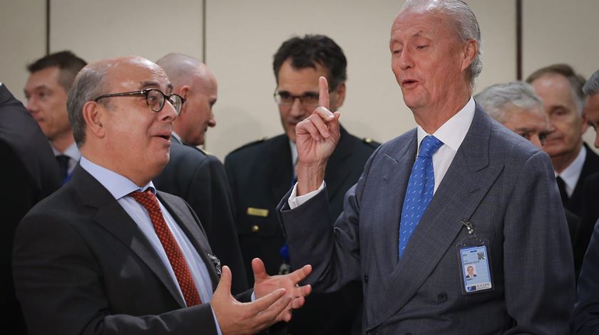 Azeredo Lopes (aqui com o seu congénere espanhol, Pedro Morenes) participou, em Bruxelas, na reunião de ministros da Defesa da NATO. Foto: Oliver Hoslet/EPA