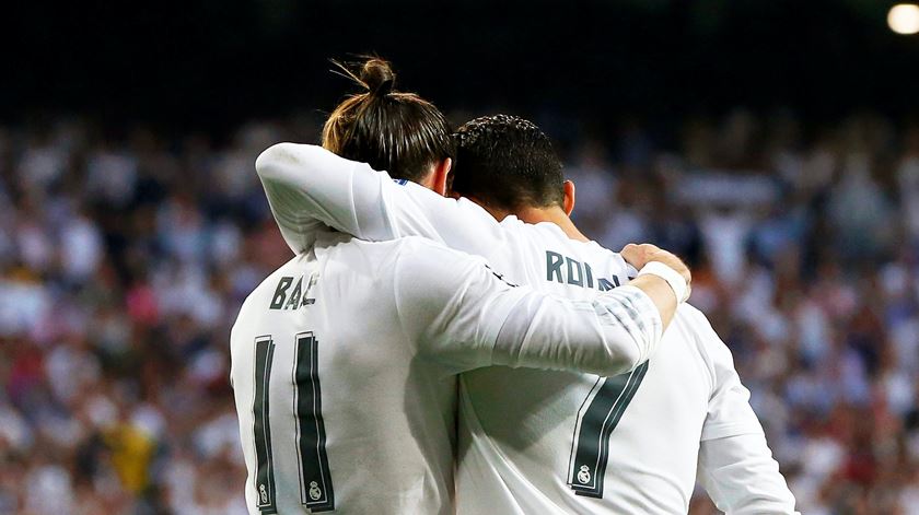 A felicidade do destino do cruzamento assinalado com festejo enternecedor entre Bale e Ronaldo. Foto: Juan Carlos Hidalgo/EPA