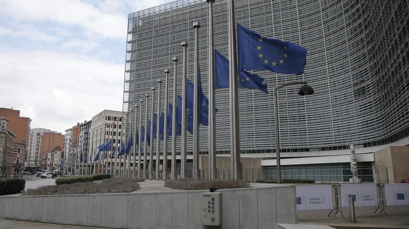 As bandeiras da Comissão Europeia foram colocadas a meia haste. Foto: Olivier Hoslet/EPA