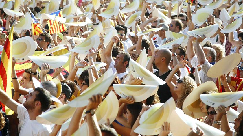 Populares festejam o "Dia da Catalunha" em Barcelona. Foto: Marta Perez/EPA