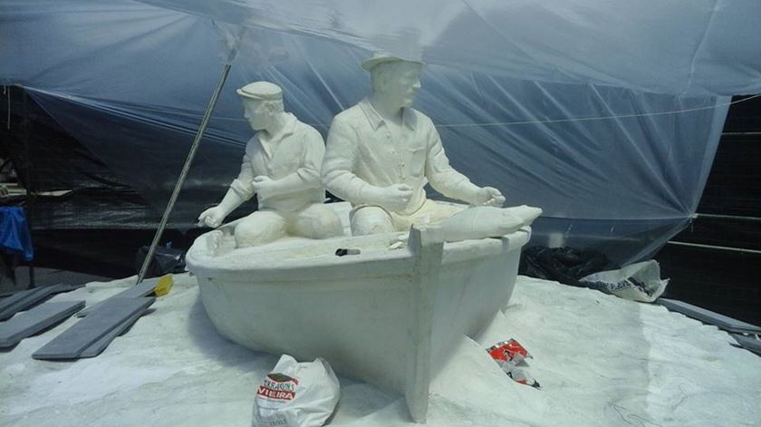 A escultura de pescadores que Emanuel Santos erigiu em Machico. Foto: Facebook Emanuel Santos