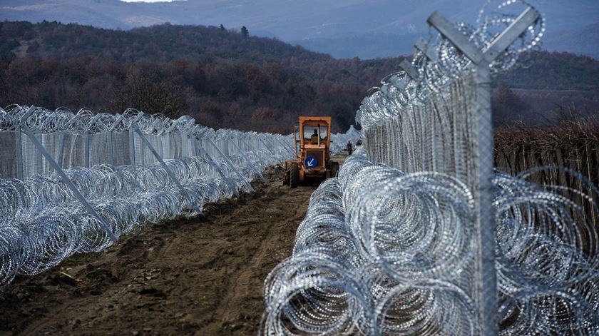 Barreira entre a Grécia e a Macedónia. Foto: Georgi Licovski/EPA