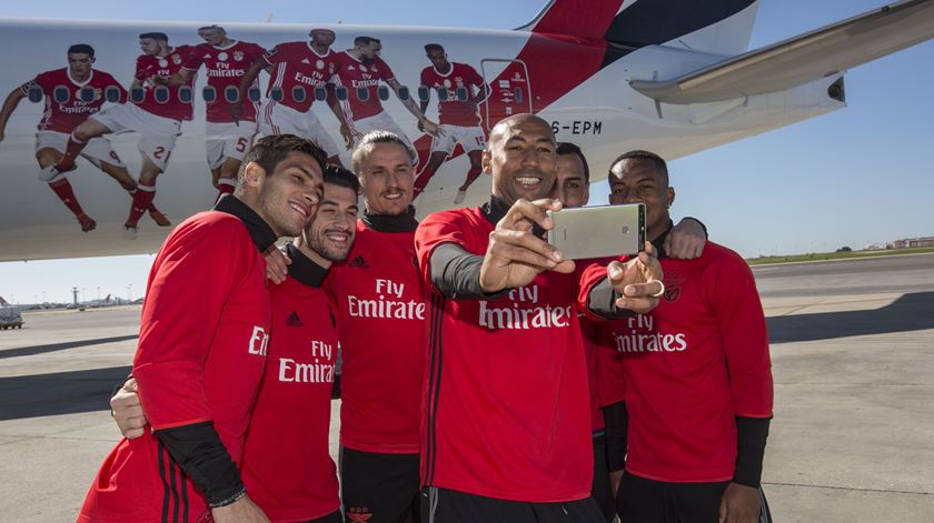 Os seis jogadores do Benfica com a sua imagem impressa na fuselagem do 777 da Emirates. Foto: DR