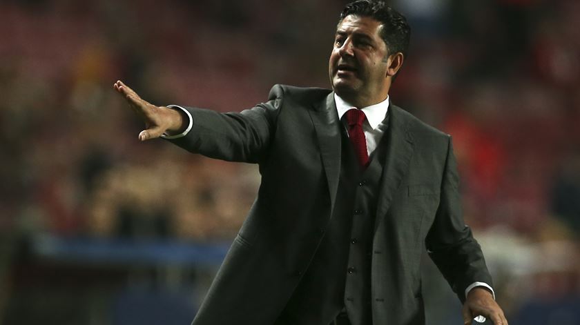 "Calma", parece querer dizer o treinador do Benfica. Foto: Lusa