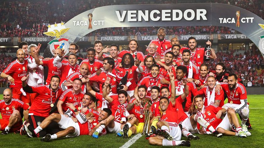 Celebração e êxtase na hora de erguer a sétima Taça da Liga. Foto: Lusa