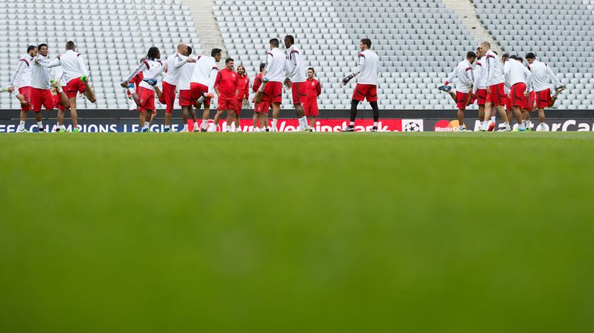 Plantel encarnado treinou no Allianz Arena, o palco do jogo de terça-feira. Foto:  Sven Hoppe/ EPA