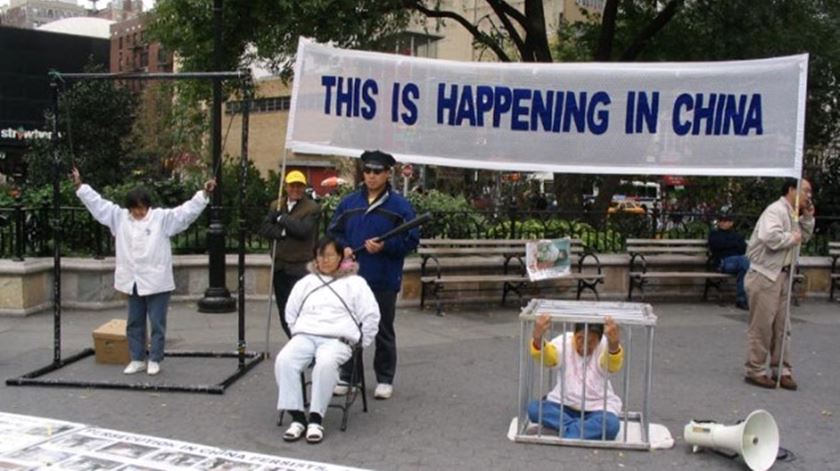 Membros do grupo Falun Gong protestam contra o Governo chinês pela falta de liberdade religiosa. Foto: DR