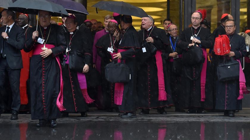 Bispos deixam o sínodo sob chuva intensa. Foto: Ettore Ferrari/EPA