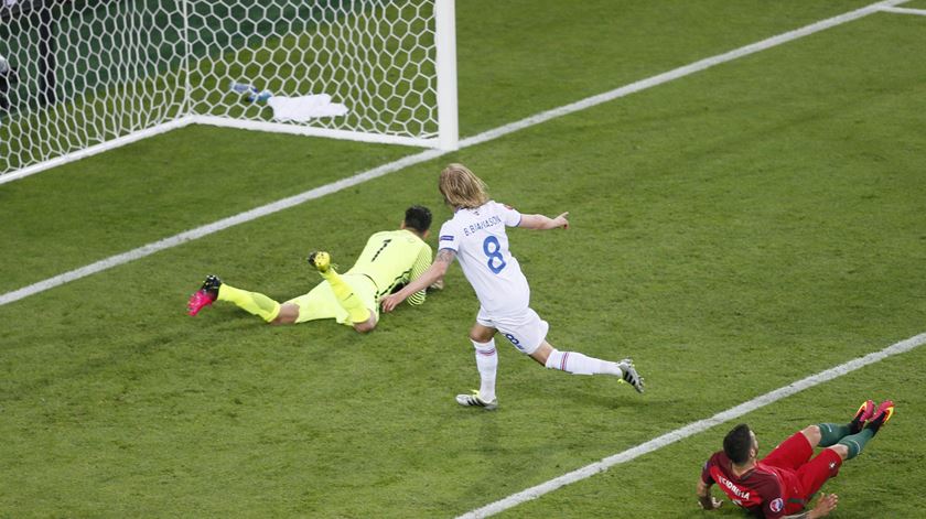 O momento do histórico golo de Bjarnasson no Europeu de França. Foto: EPA