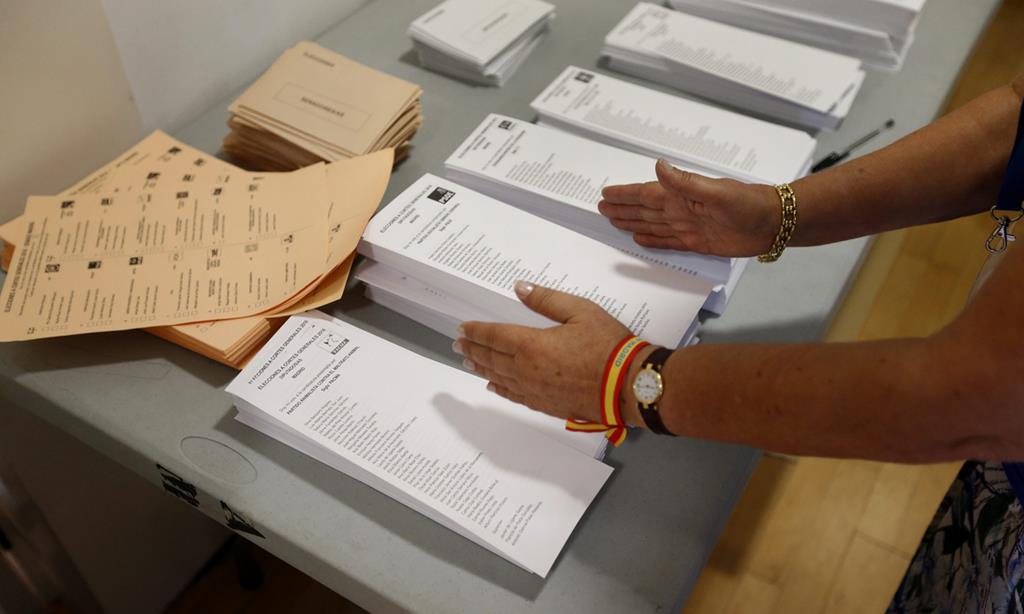Imagem de Boletins eleitorais em Espanha. Foto: Juan Carlos Hidalgo/EPA
