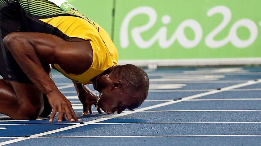 Bolt beija a linha de meta nos Jogos Olimpicos Foto: Yoan Valat/EPA