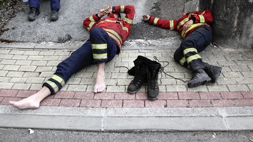 A dureza do combate ao fogo deixa os bombeiros exaustos. Foto Paulo Cunha/Lusa