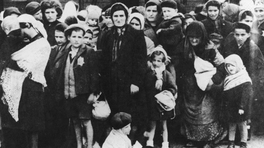 Grupo de judeus húngaros à chegada ao campo de Auschwitz, no Verão de 1944. Foto: Arquivos Federais Alemães