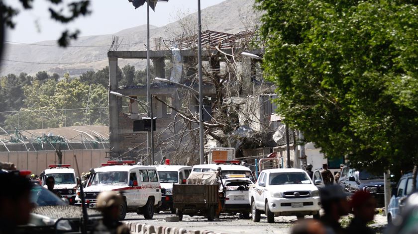 A bomba colocada numa zona de embaixadas causou muitos estragos. Foto: Hedayatulaah Amid/EPA