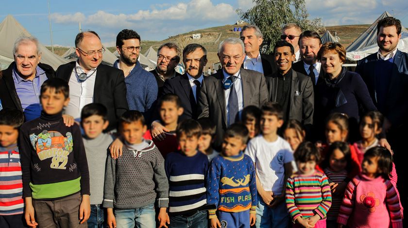 Eurodeputado José Manuel Fernandos (segundo a contar da esquerda, em cima) numa foto de grupo com refugiados do campo de Osmaniye