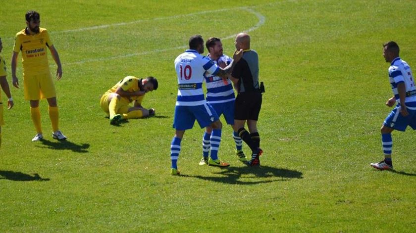 Marco Gonçalves, com o número 10 nas costas, momentos antes da agressão ao árbitro José Rodrigues. Foto: DR