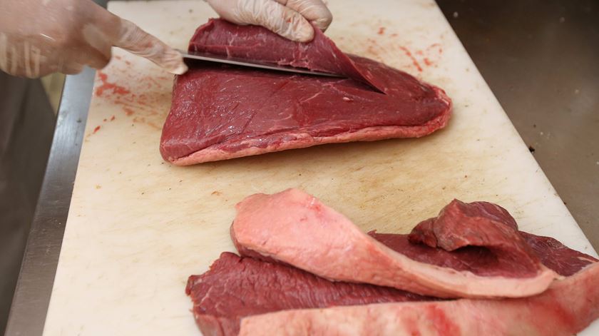 Estudo conclui que consumo de carne pode não fazer tão mal como se tem dito. Foto: Macelo Sayão/EPA