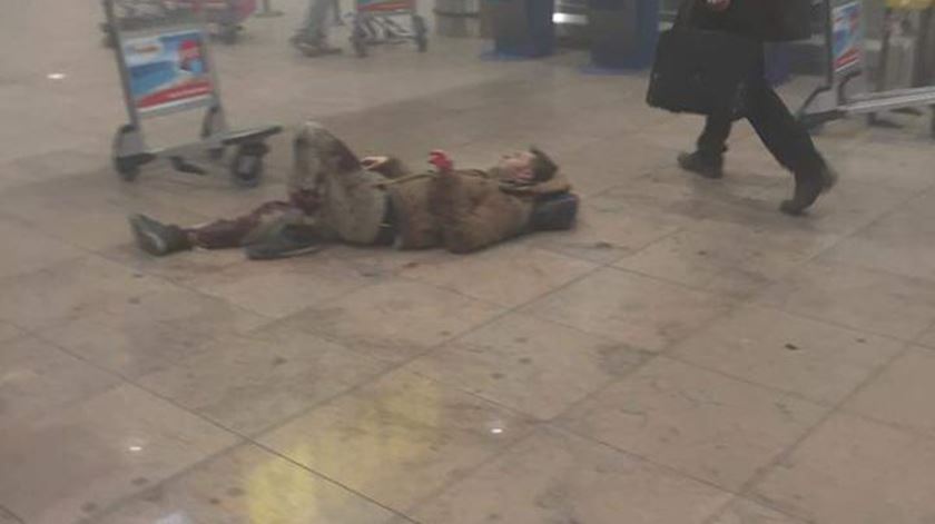Um ferido no aeroporto de Bruxelas. Foto: Twitter Mr. Aye Dee