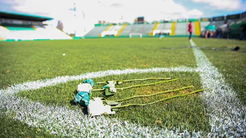 A Arena Condá tem sido palco de várias homenagens às vítimas. Foto: Fernando Bizerra Jr/EPA